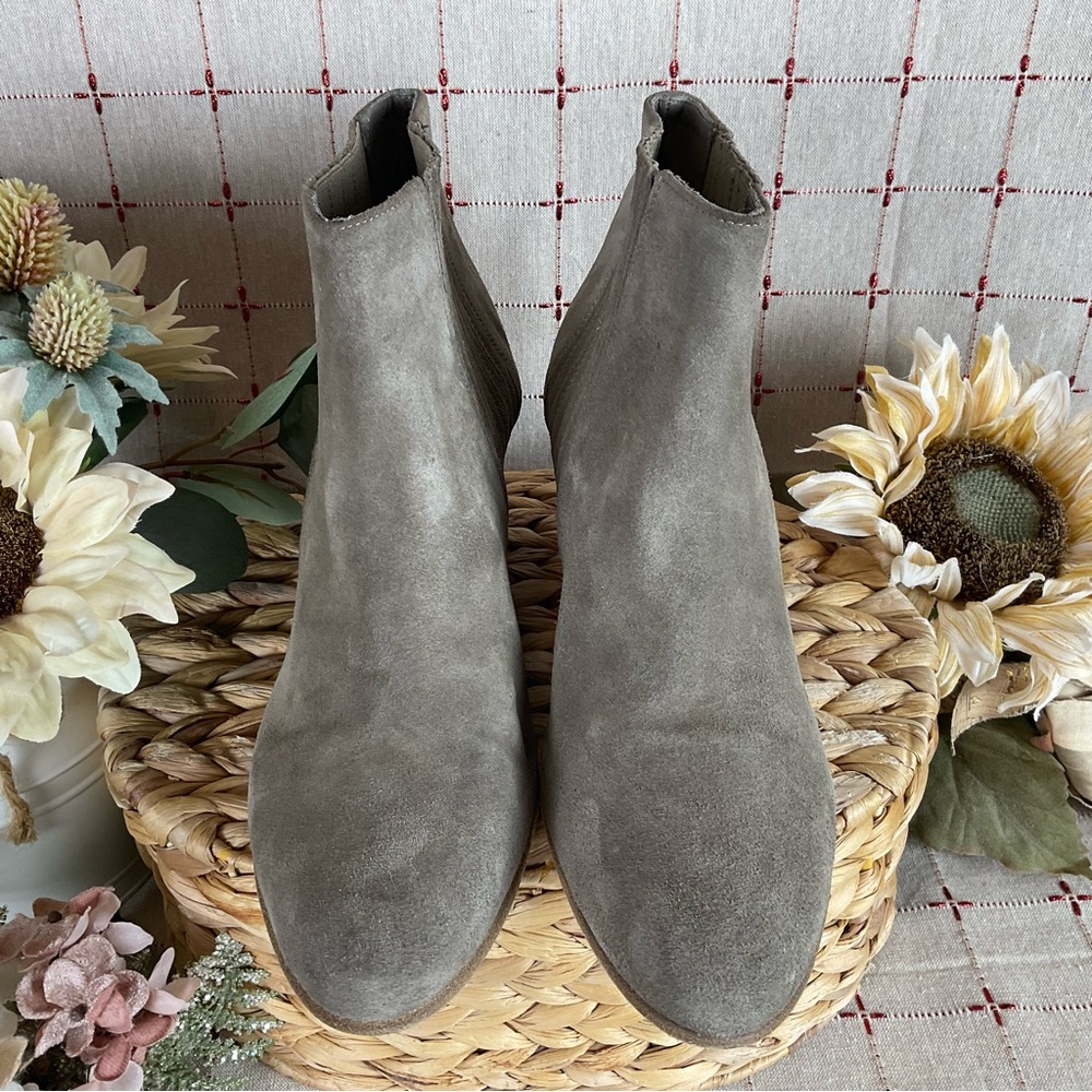 Vince “Haider” Tan Flint Suede Ankle Boots Gored Almond Toe Bootie Size 9.5 EUC - Picture 4 of 5